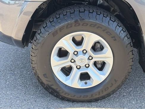 Used 2018 Toyota 4Runner SR5 AWD/4WD image 10