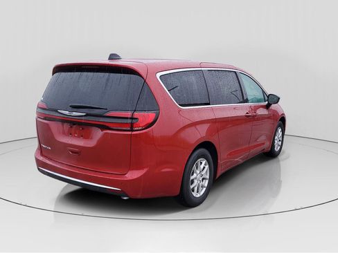 New 2026 Chrysler Pacifica Select image 4