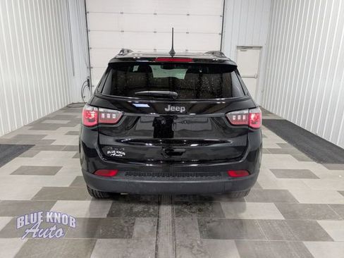 Used 2025 Jeep Compass Latitude w/ Convenience Group AWD/4WD image 3