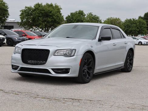 Used 2019 Chrysler 300 Touring w/ Sport Appearance Package RWD image 6