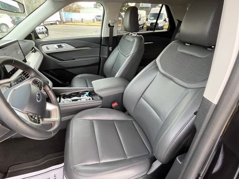 Used 2025 Ford Explorer Active w/ Active Comfort Package image 18