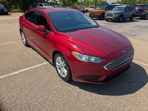 Used 2018 Ford Fusion SE w/ Fusion SE Technology Package FWD image 3