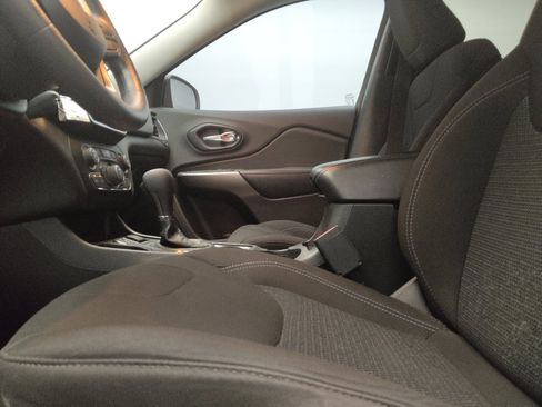 Used 2021 Jeep Cherokee Latitude FWD image 17