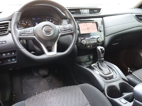 Used 2019 Nissan Rogue SV w/ Premium Package FWD image 5