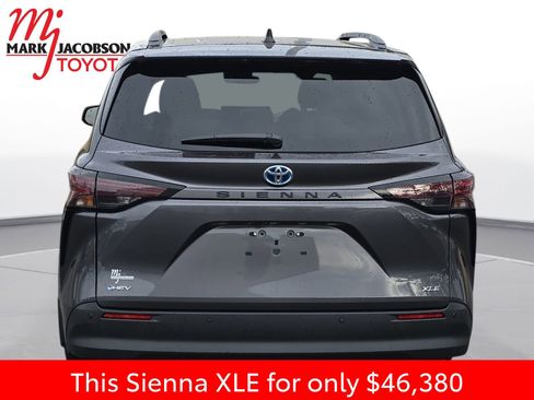 Used 2025 Toyota Sienna XLE image 11