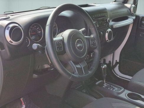Used 2018 Jeep Wrangler Sahara w/ Connectivity Group AWD/4WD image 10