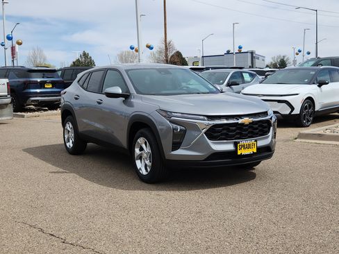 New 2026 Chevrolet Trax LS w/ LS Convenience Package FWD image 4