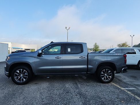 Used 2022 Chevrolet Silverado 1500 LT AWD/4WD image 2