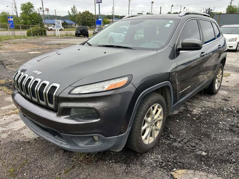 Used 2017 Jeep Cherokee Latitude w/ Comfort/Convenience Group FWD image 2