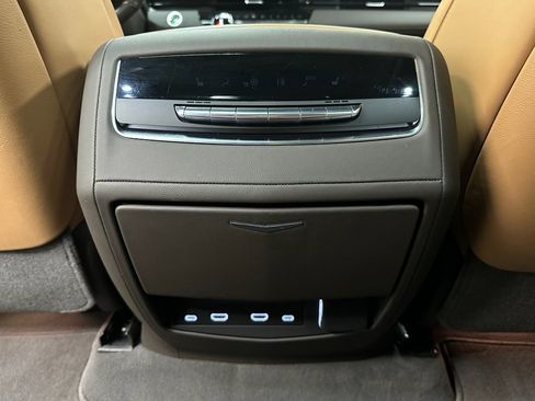 Used 2023 Cadillac Escalade Premium Luxury image 36