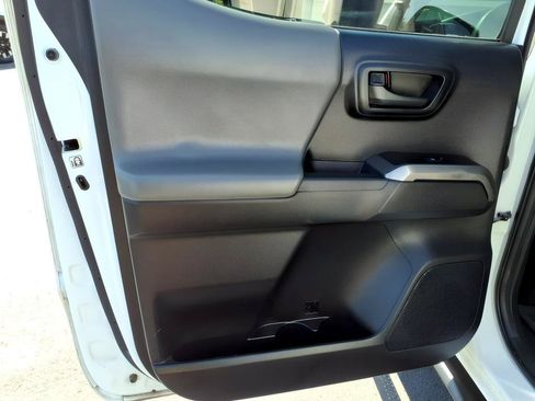 Used 2019 Toyota Tacoma SR5 AWD/4WD image 14