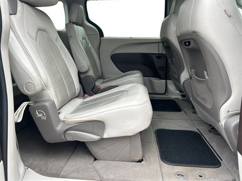 Used 2021 Chrysler Pacifica Touring-L image 48