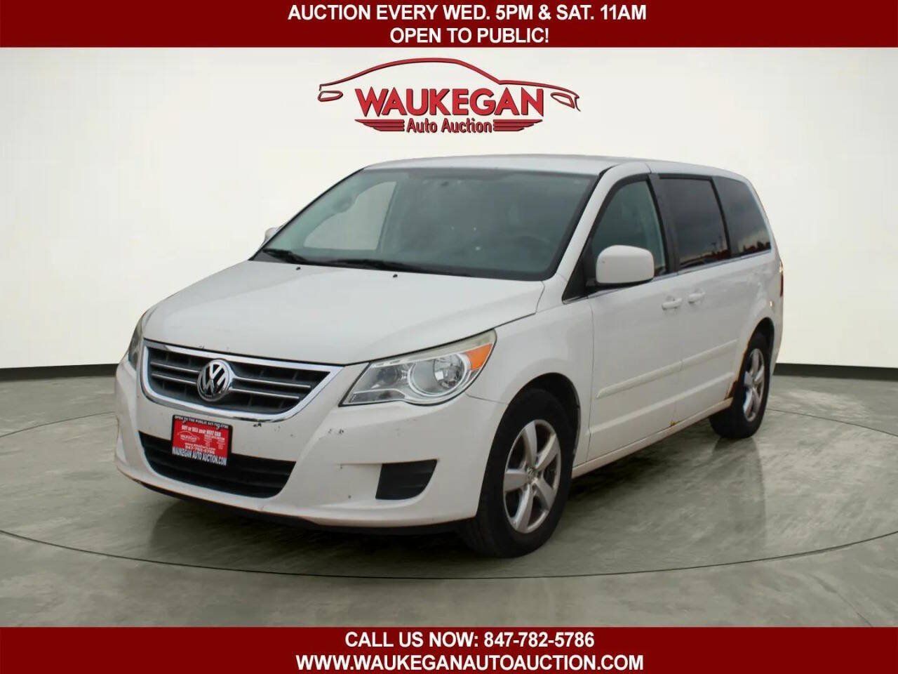 Used 2010 Volkswagen Routan SE FWD image 1