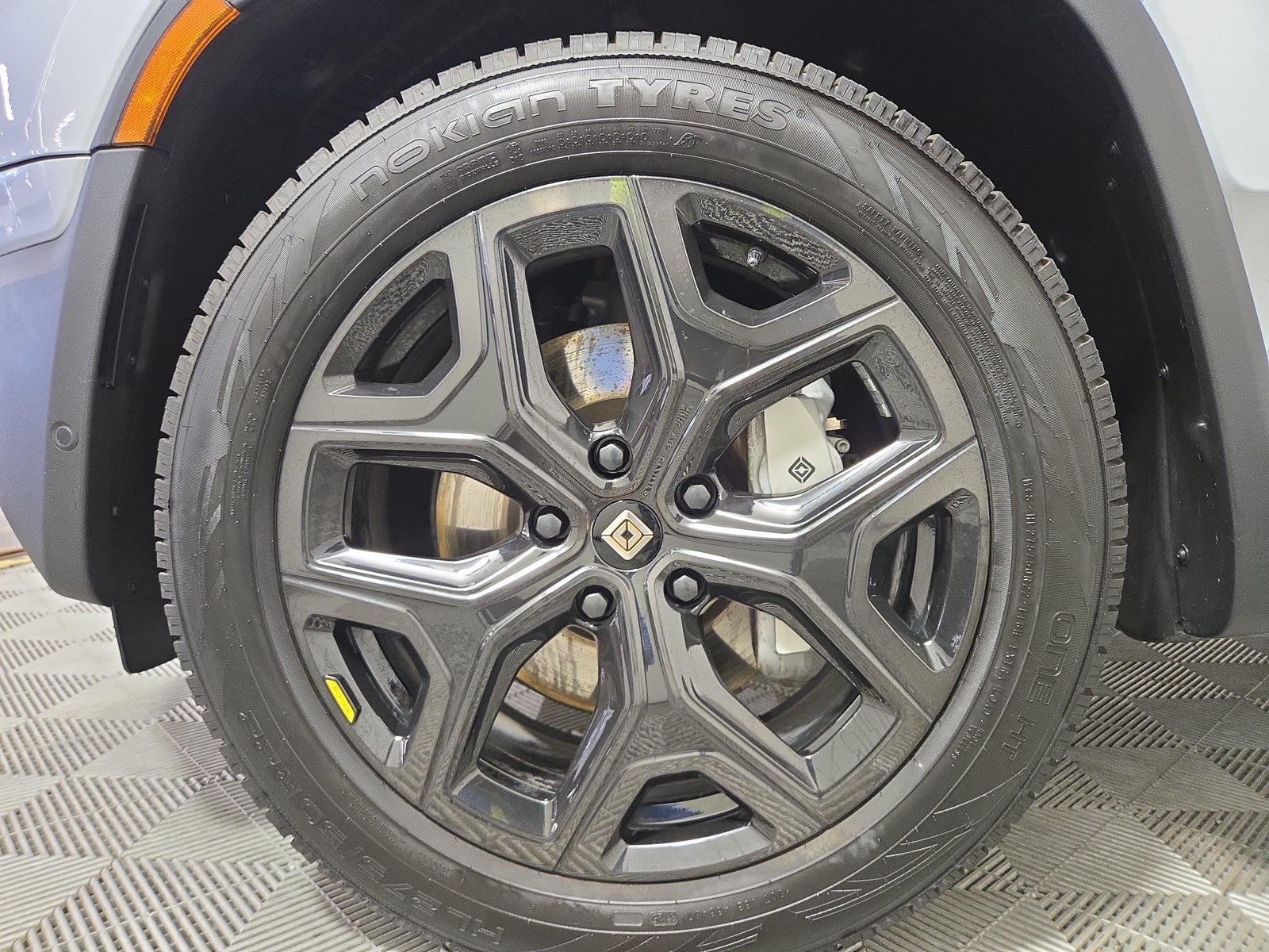 Used 2025 Rivian R1S Adventure Dual AWD/4WD image 9