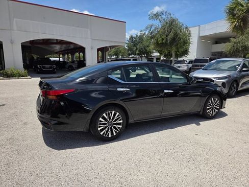 Used 2024 Nissan Altima 2.5 SV w/ SV Premium Package FWD image 13
