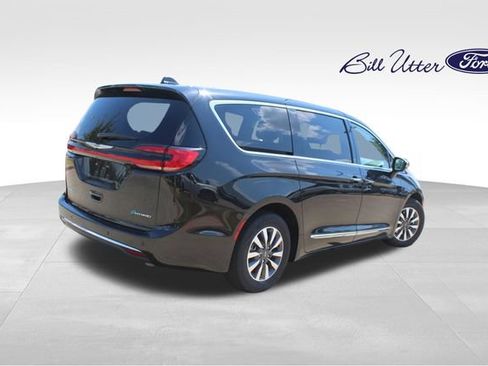 Used 2023 Chrysler Pacifica Limited FWD image 5
