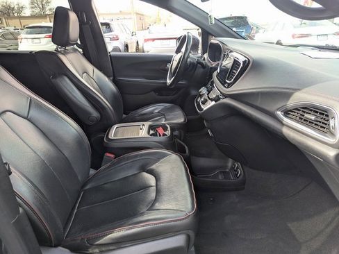 Used 2020 Chrysler Pacifica Limited image 34