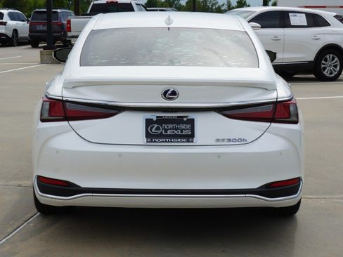 Used 2022 Lexus ES 300h Ultra Luxury w/ Accessory Package 2 FWD image 7