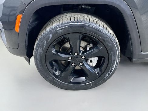 Used 2024 Jeep Grand Cherokee Limited w/ Black Appearance Package image 8