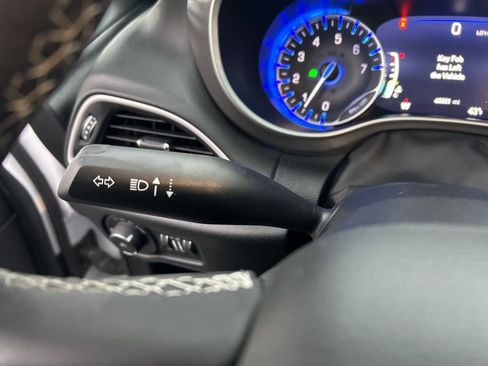 Used 2025 Chrysler Pacifica Select image 20