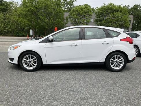 Used 2017 Ford Focus SE w/ Cold Weather Package FWD image 8