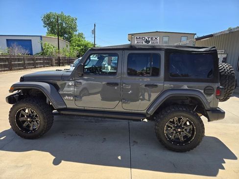 Used 2018 Jeep Wrangler Unlimited Sahara image 4