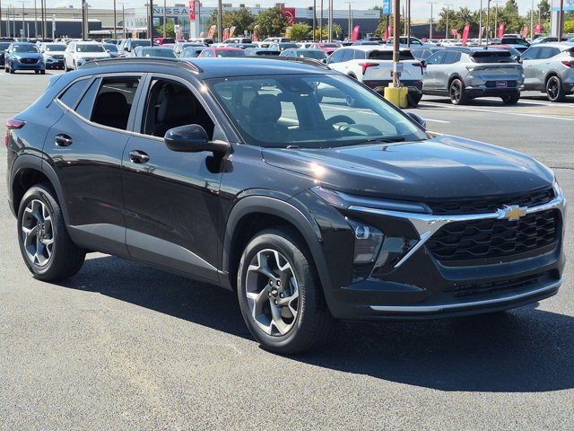 Used 2025 Chevrolet Trax LT FWD image 3