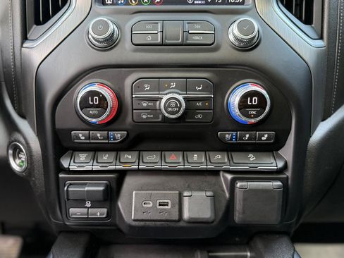 Used 2023 GMC Sierra 2500 Denali w/ Denali Ultimate Package AWD/4WD image 18