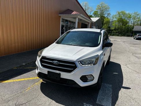 Used 2017 Ford Escape SE w/ Equipment Group 201A image 2
