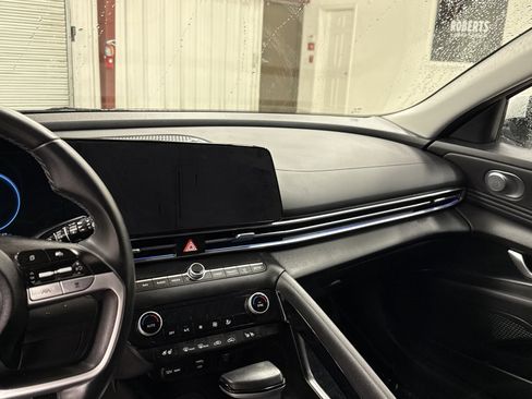 Used 2024 Hyundai Elantra Limited image 9