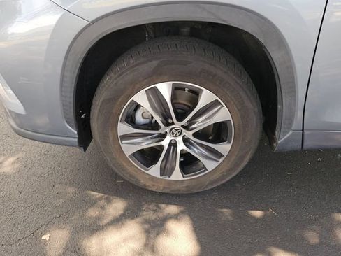 Used 2021 Toyota Highlander XLE FWD image 9