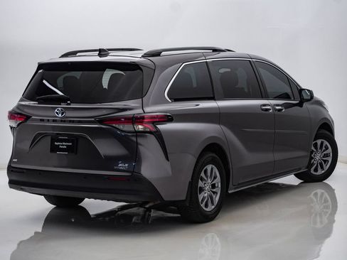Used 2022 Toyota Sienna XLE w/ Protection Package (TMS) AWD/4WD image 11