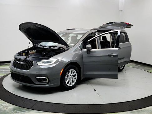 Used 2022 Chrysler Pacifica Touring-L FWD image 9
