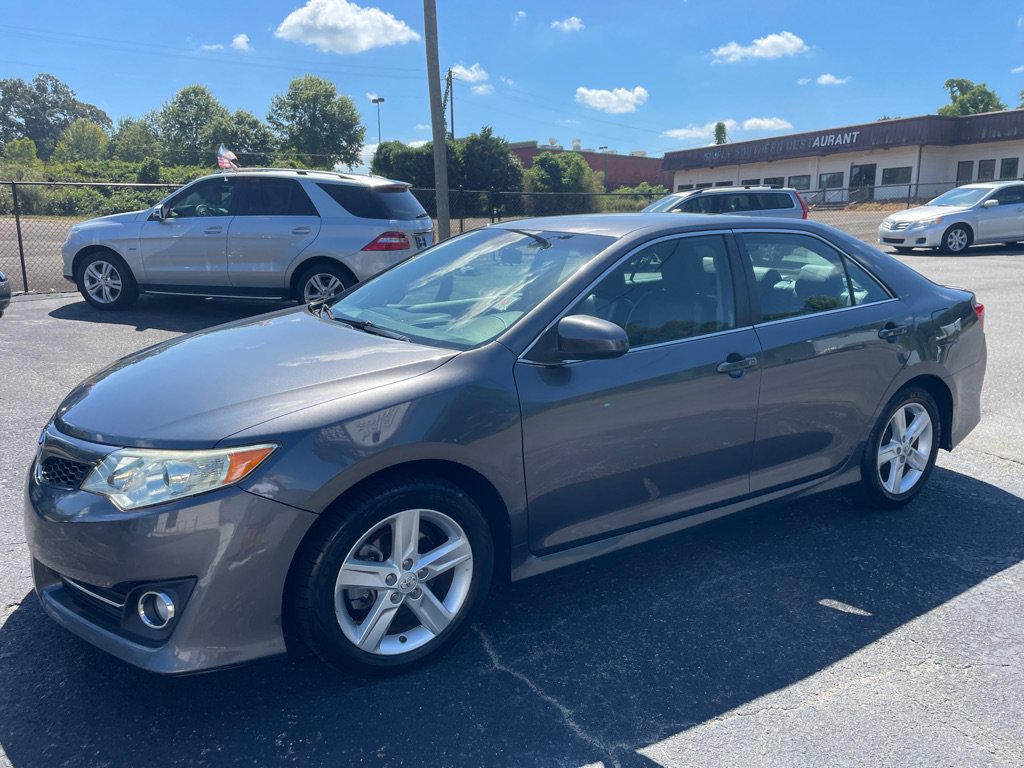 Used 2013 Toyota Camry SE FWD image 2
