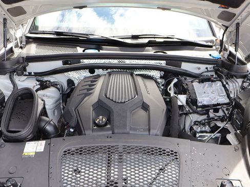 Certified 2023 Porsche Macan image 28