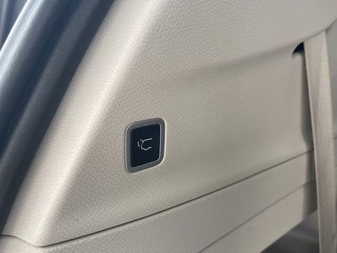 Used 2024 Chrysler Pacifica Touring-L image 37