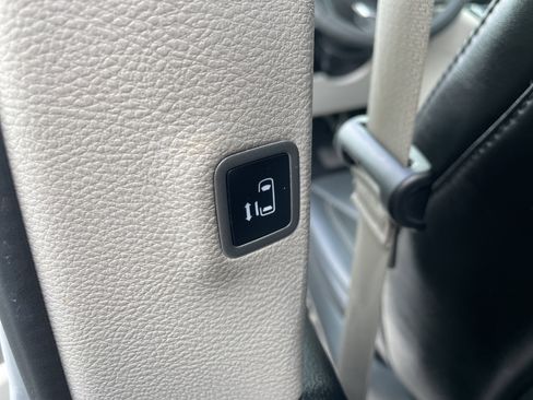 Used 2024 Chrysler Pacifica Touring-L FWD image 47