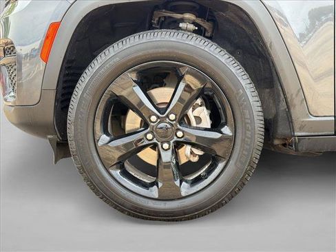 Used 2022 Jeep Grand Cherokee Altitude AWD/4WD image 21