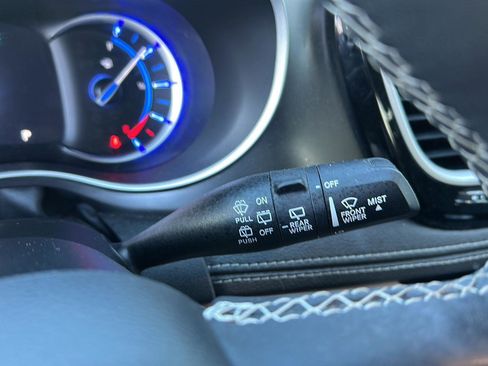 Used 2022 Chrysler Pacifica Touring-L image 31