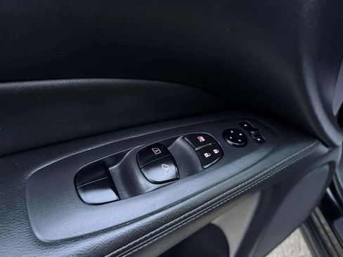 Used 2018 Nissan Pathfinder SV image 14