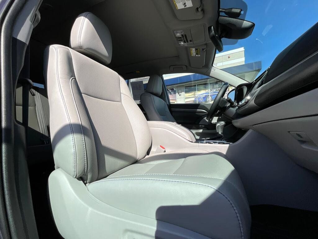 Used 2019 Toyota Highlander Limited Platinum AWD/4WD image 11