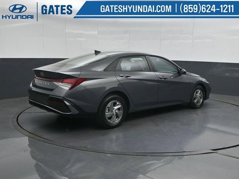 New 2026 Hyundai Elantra SE FWD image 2