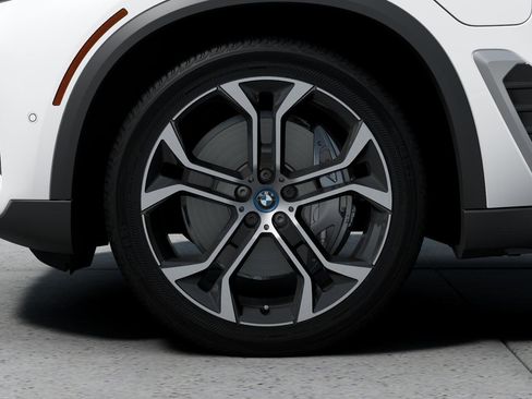 New 2025 BMW X5 xDrive50e w/ Climate Comfort Package image 7
