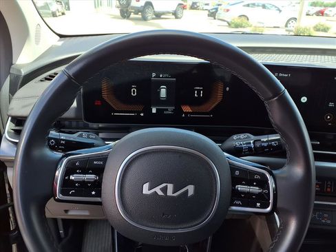 Used 2025 Kia Carnival FWD image 13