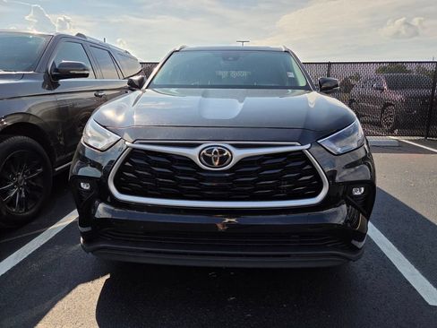 Used 2022 Toyota Highlander XLE FWD image 3