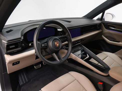 Certified 2025 Porsche Macan 4 Electric AWD/4WD image 4