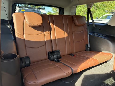 Used 2019 Cadillac Escalade ESV Luxury AWD/4WD image 31