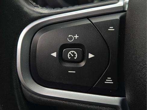 Used 2018 Volvo XC60 T6 Momentum w/ Advanced Package image 18