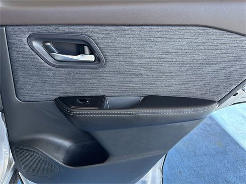 Used 2023 Nissan Rogue SV image 30