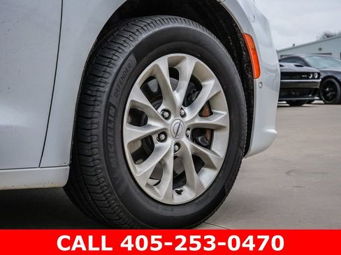 Used 2024 Chrysler Pacifica Touring-L AWD/4WD image 9